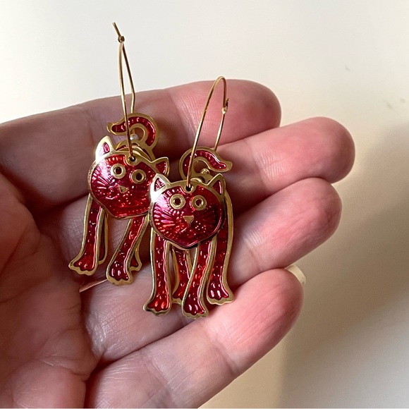 Vintage signed Berebi goldtone & enamel cat articulated hoop earrings pink red - Picture 13 of 13